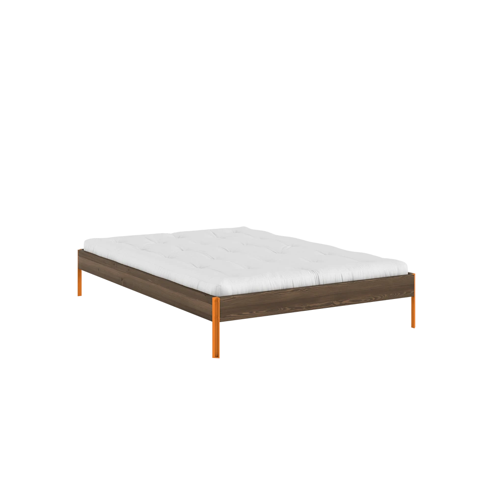 KARUP Dřevěná postel CORE 140x200 cm tmavě hnědá oranžové nohy